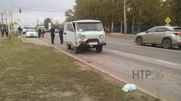 Появилось видео момента попадания женщины под колёса УАЗа на промзоне Нижнекамска