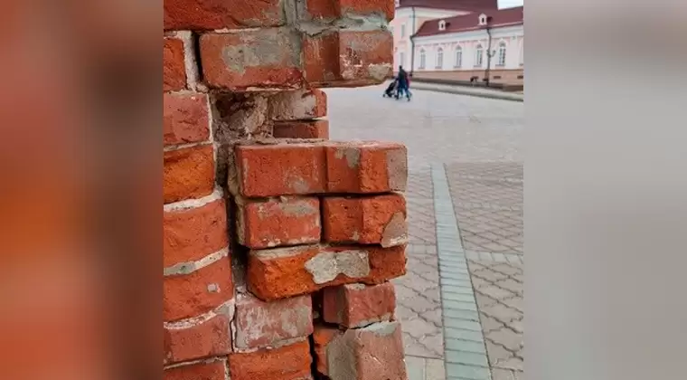 На башне Сююмбике в Казани обрушается кирпичная кладка и появились трещины