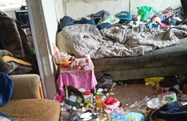 В Нижнекамске коммунальщики очистили заваленную мусором квартиру