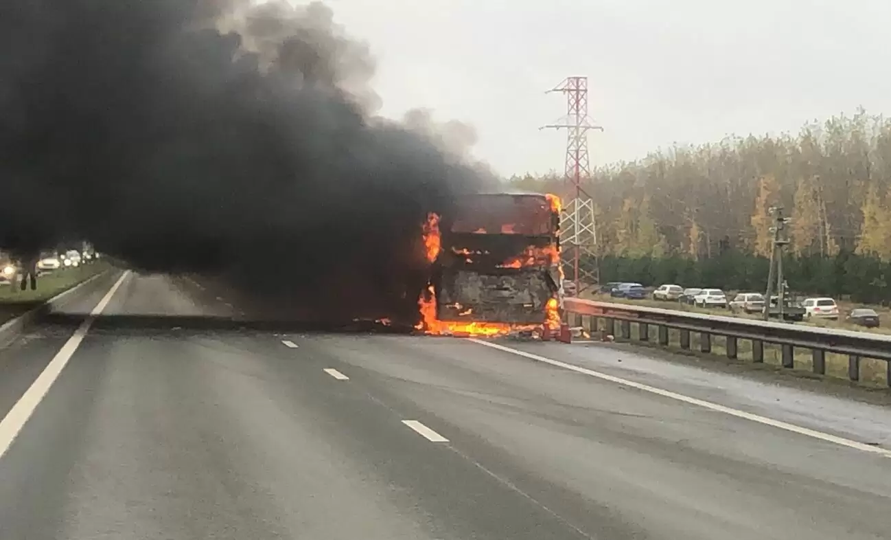 В Казани на ходу загорелся перевозивший мобилизованных автобус, прокуратура  проводит проверку — НТР 24