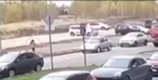 В Казани школьница перебегала дорогу в неположенном месте и попала под машину