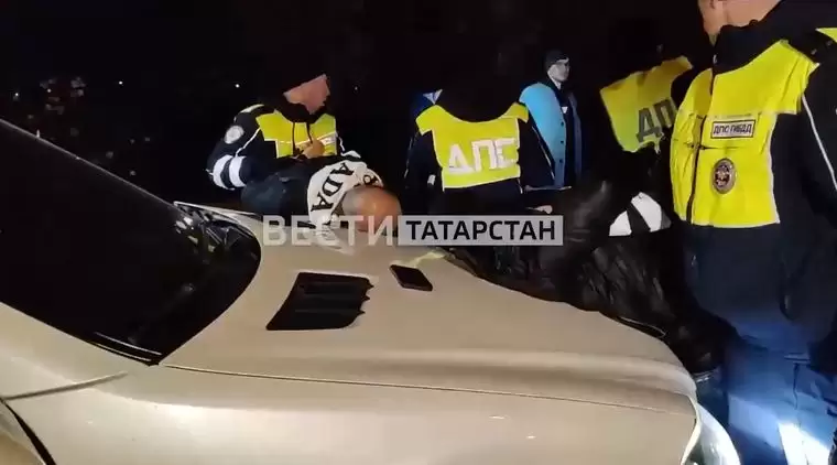 В Казани водитель и пассажир «Мерседеса» устроили драку с инспекторами ДПС