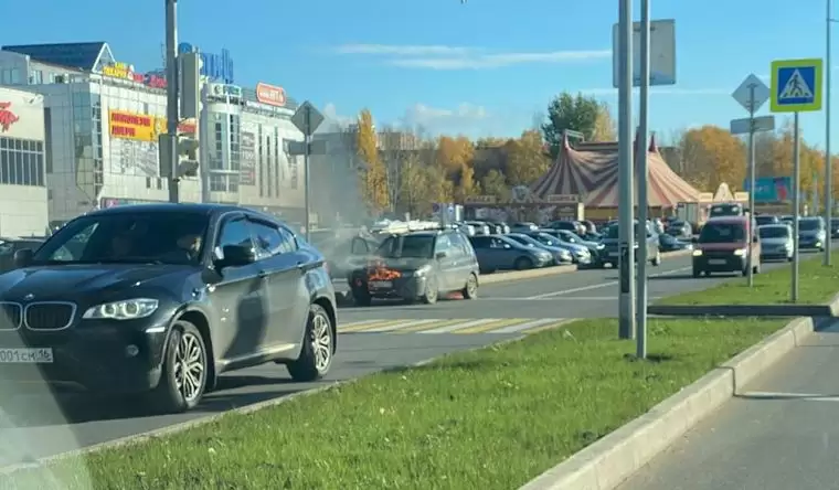 В Нижнекамске около ТЦ загорелся автомобиль