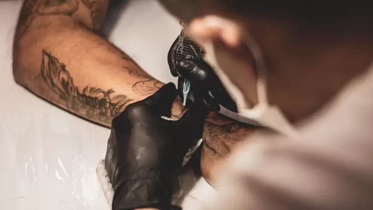 Почему существует ограничение по возрасту на татуировки и можно ли сделать тату до 18 лет?