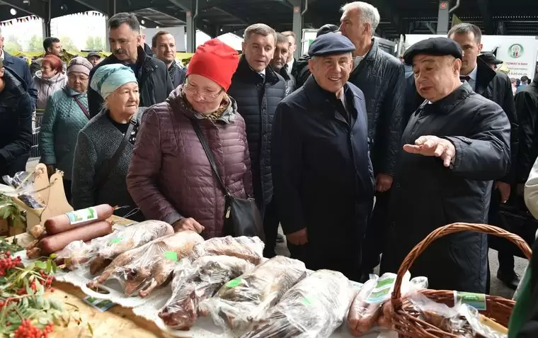 Рустам Минниханов посетил сельхозярмарку в Казани
