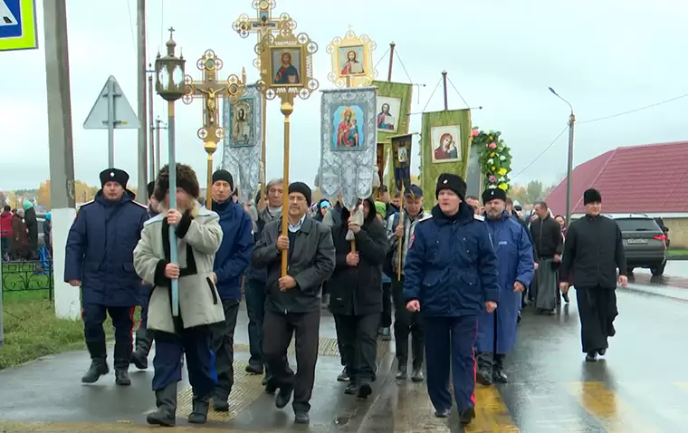 В Покров день сотни нижнекамцев прошли по городу крестным ходом