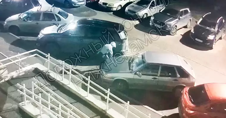 Откручивающий лампу из фары автомобиля молодой нижнекамец попал на видео