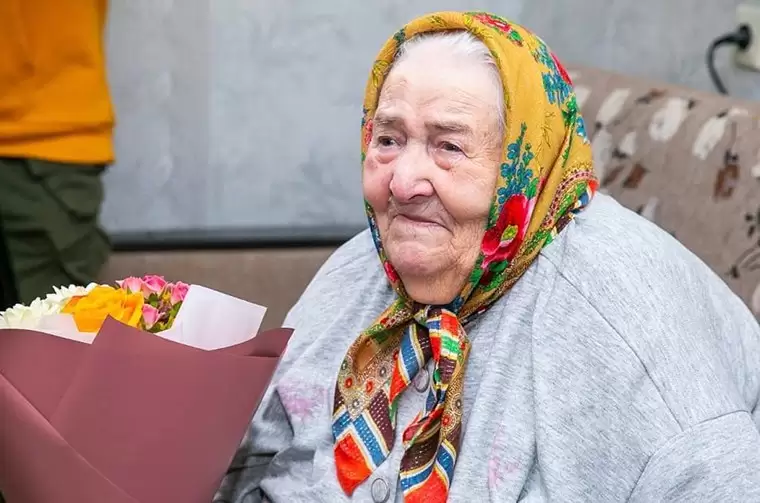 В Нижнекамске с Днем пожилого человека поздравили ветерана войны 91-летнюю Марию Крысину