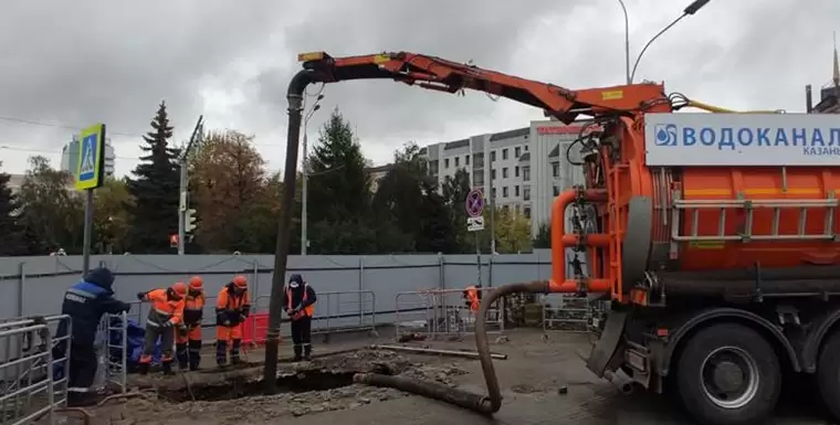 Названа причина провала, в который упала девушка в центре Казани