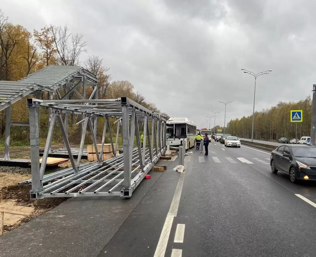 Под Казанью автобус влетел в недостроенный пешеходный мост - пострадали пять пассажиров