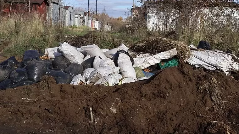 Тонны листвы и строительный мусор: в Нижнекамске свалка за гаражами растет с каждым днем