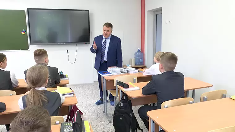 Нижнекамским школьникам подарили книги о культуре татарского народа