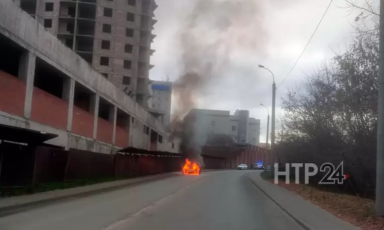 У строящегося дома в Казани на ходу загорелась машина