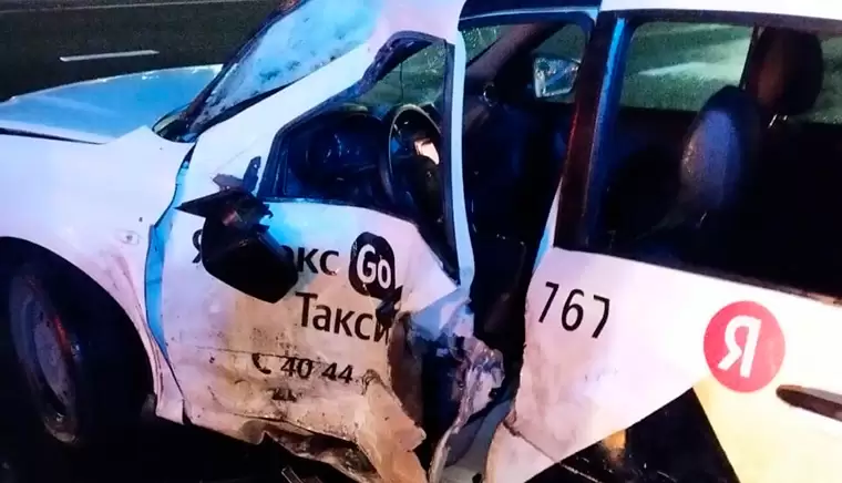 В Набережных Челнах грузовик влетел в такси — пострадали водитель и пассажирка
