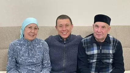 Рамиль Муллин опубликовал фото с родителями и поздравил пожилых нижнекамцев с праздником
