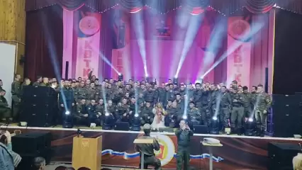 Певица Анита Цой выступила перед мобилизованными в Казани