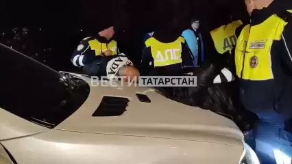 В Казани водитель и пассажир «Мерседеса» устроили драку с инспекторами ДПС