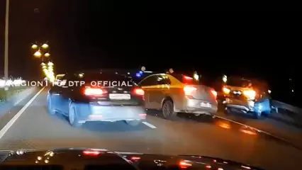 В Казани два водителя-гонщика врезались в Lexus и устроили пробку на несколько километров