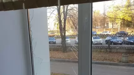 В Нижнекамске группа подростков разбила окно в больнице - НТР 24