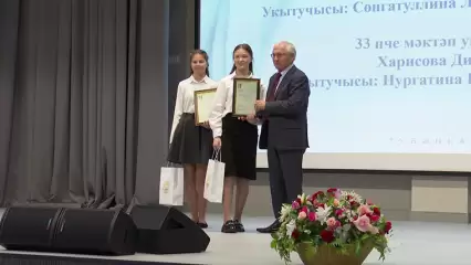 В Нижнекамске народный поэт РТ Разиль Валеев наградил победителей конкурса юных писателей