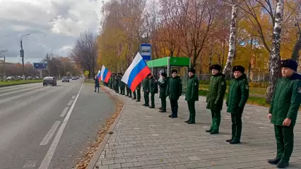 В Нижнекамске кадеты проводили мобилизованных, выстроившись вдоль улиц с флагами