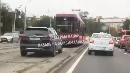В Казани на видео сняли машины, объезжающие пробку по рельсам вслед за трамваем