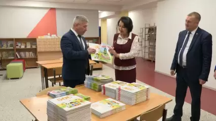 Зампредседателя Совета Ассамблеи народов РТ передал чувашской гимназии более 200 книг и журналов