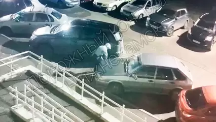 Откручивающий лампу из фары автомобиля молодой нижнекамец попал на видео