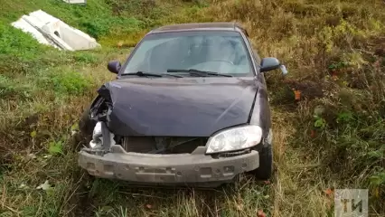 В Татарстане обнаружили пустую разбитую машину в кювете у трассы