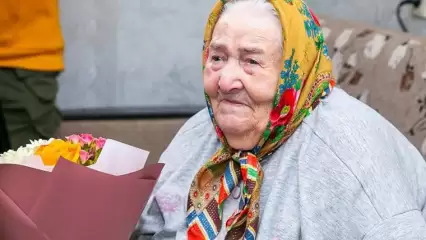 В Нижнекамске с Днем пожилого человека поздравили ветерана войны 91-летнюю Марию Крысину