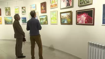 Заслуженные художники представили свои работы на выставке картин в Нижнекамске