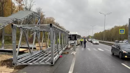 Под Казанью автобус влетел в недостроенный пешеходный мост - пострадали пять пассажиров
