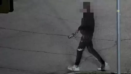 В Нижнекамске на видео попал мужчина, бьющий стекло чужой машины - НТР 24