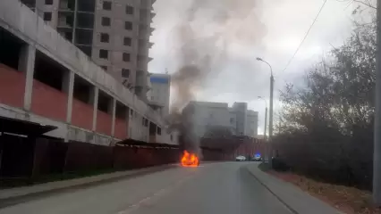 У строящегося дома в Казани на ходу загорелась машина