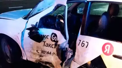 В Набережных Челнах грузовик влетел в такси — пострадали водитель и пассажирка