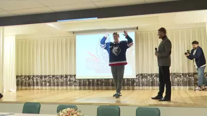 Защитник «Нефтехимика» провел урок хоккея для нижнекамских школьников - НТР 24