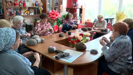 В Нижнекамске рукодельницы вяжут шерстяные носки для солдат