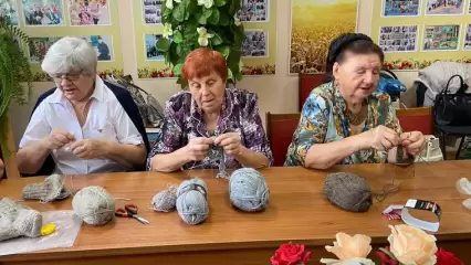 В Нижнекамске пенсионерки вяжут шерстяные носки для участников спецоперации