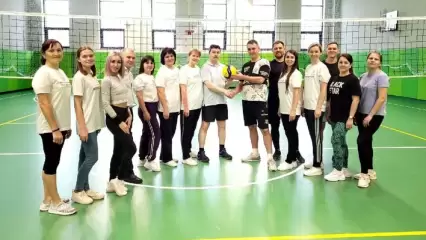 Библиотекари и бизнесмены Нижнекамска сразились в товарищеском матче по волейболу - НТР 24
