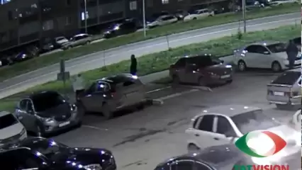 В Нижнекамске на видео попали мужчины, сломавшие дорожный знак на парковке