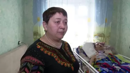 В Татарстане многодетная мать уже почти год ухаживает за инвалидом, от которого отказались родственники