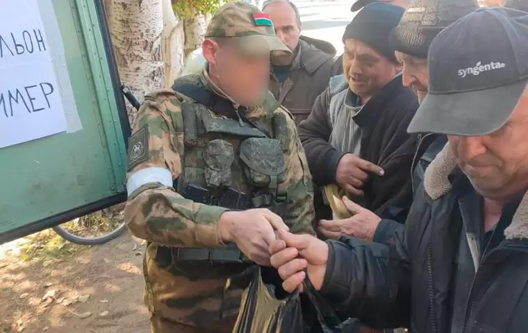 Татарстанские бойцы из именного батальона раздают жителям Украины продукты