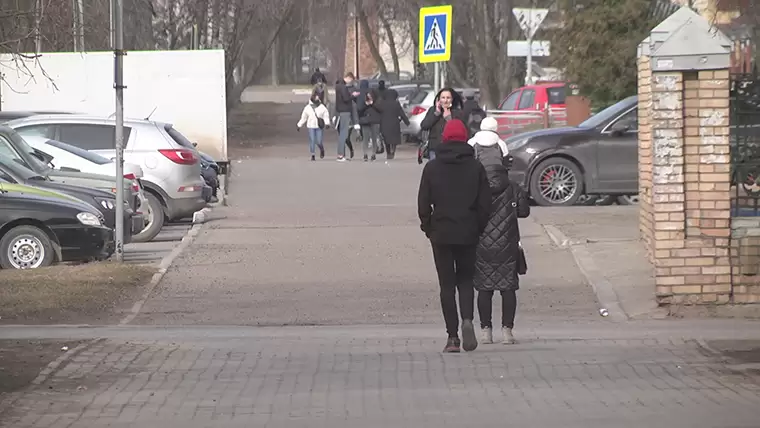 «Пытался зайти с ней в подъезд»: в Нижнекамске неизвестный приставал на улице к девочке-подростку