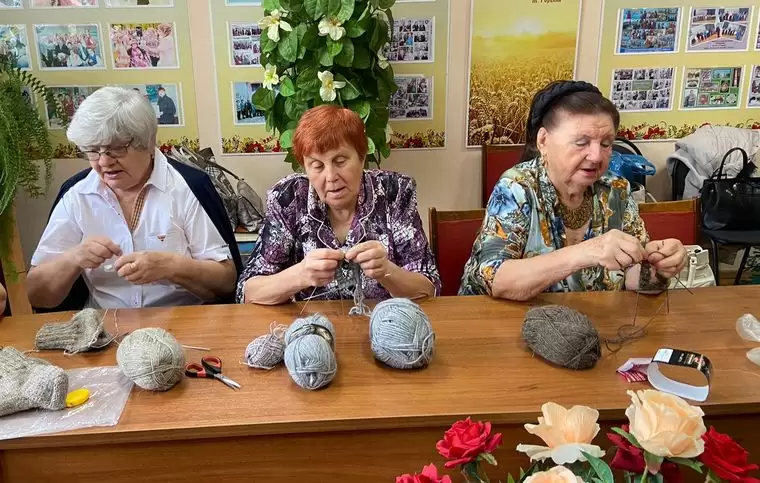 В Нижнекамске пенсионерки вяжут шерстяные носки для участников спецоперации