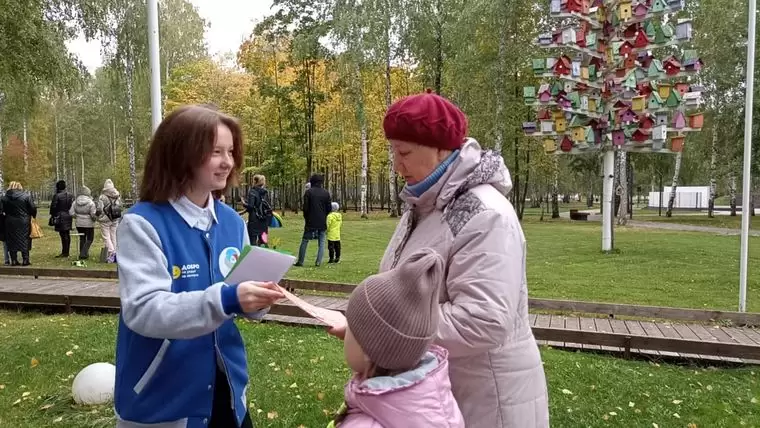 Нижнекамские школьники вышли на улицу и подарили пенсионерам открытки ко Дню пожилых людей