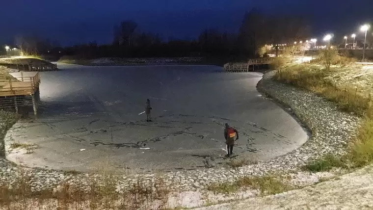 В Нижнекамске поймали детей, гуляющих по тонкому льду пруда