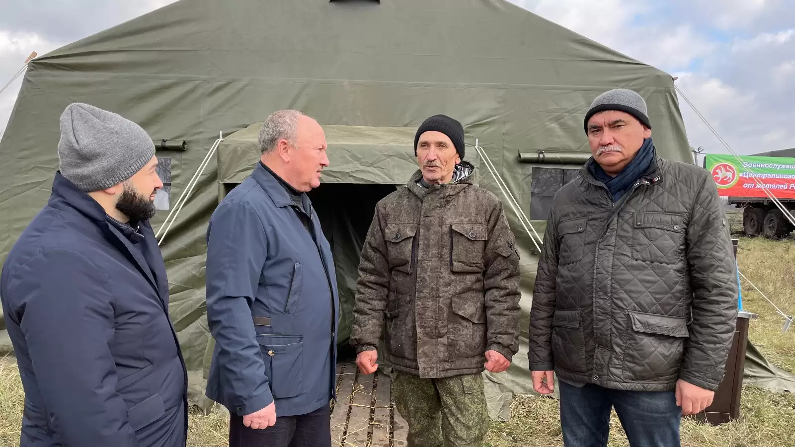 Делегация из Татарстана передала более 200 тонн помощи военнослужащим