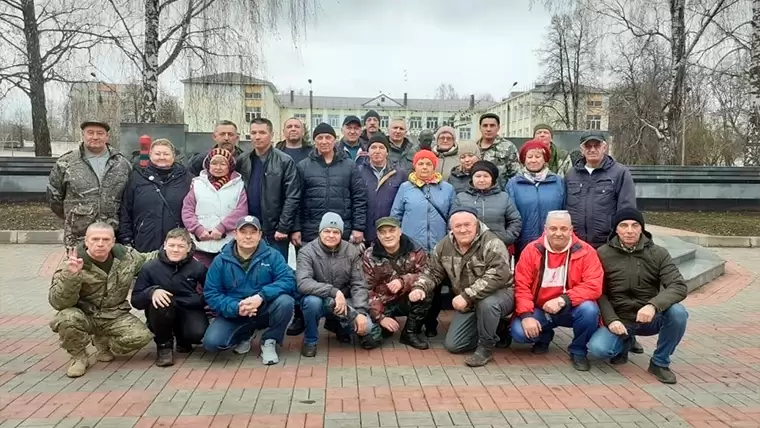 В Нижнекамске накануне Дня разведки провели уборку возле памятника участникам военных конфликтов