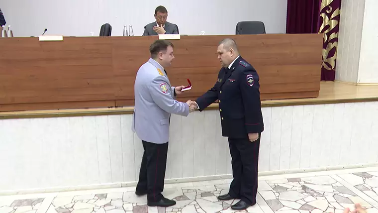 В Нижнекамске отличившимся сотрудникам службы вручили награды и присвоили звания