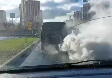 В Нижнекамске на видео сняли дымящийся автомобиль